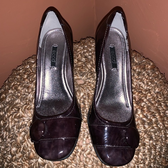ecco patent leather shoes